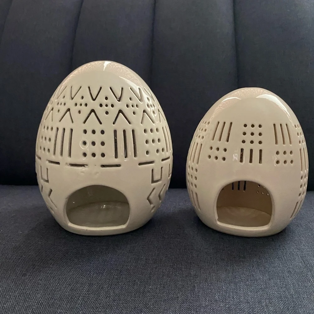 2 pearl white ceramic egg shaped luminaries